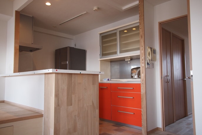 自然素材を使った優しいキッチン空間　広島市南区