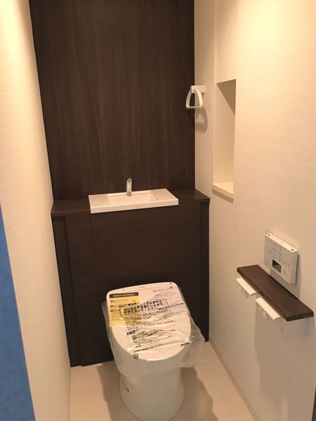 木目柄のアクセントクロスで高級感のあるトイレ 広島市でリノベーションを依頼するなら設計施工事務所 工房住空間