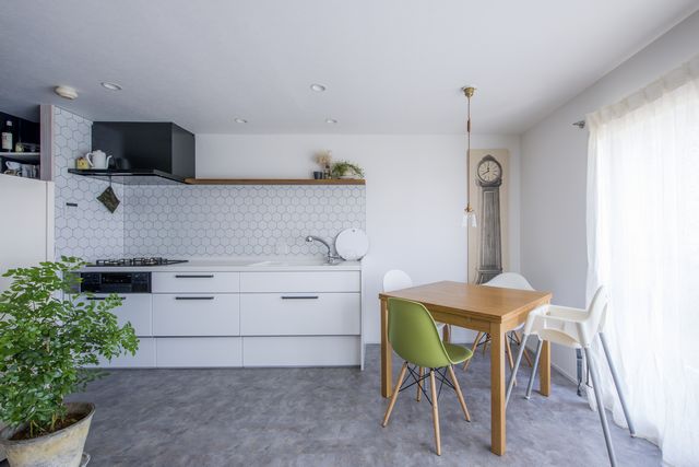 壁向きキッチン 家電や食器棚が見えない 見せるキッチン 広島市でリノベーションを依頼するなら設計施工事務所 工房住空間