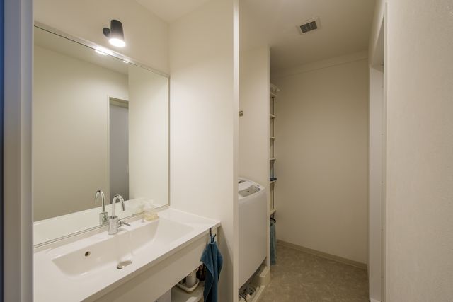 スッキリとした洗面室 シンプルな既製の洗面台をお洒落に 広島市でリノベーションを依頼するなら設計施工事務所 工房住空間