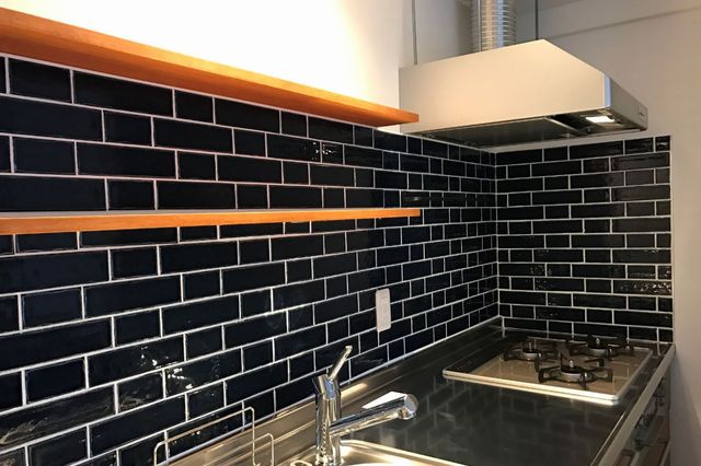キッチンの壁にタイル サブウェイタイル第二弾 ネイビーver 広島市でリノベーションを依頼するなら設計施工事務所 工房住空間